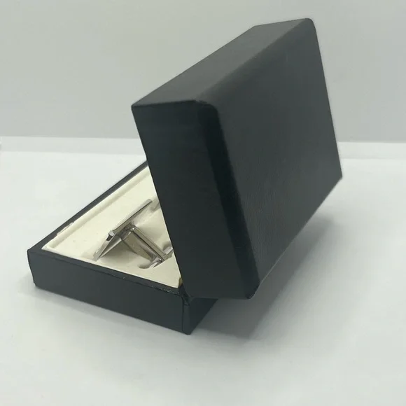 Shields Fifth Avenue boxed NEW silver tone rectangle cuff links line design